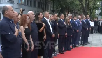 SYRI TV/ 28 vjet nga rënia e tribunit të demokracisë, familjarë e demokratë homazhe për Azem Hajdarin
