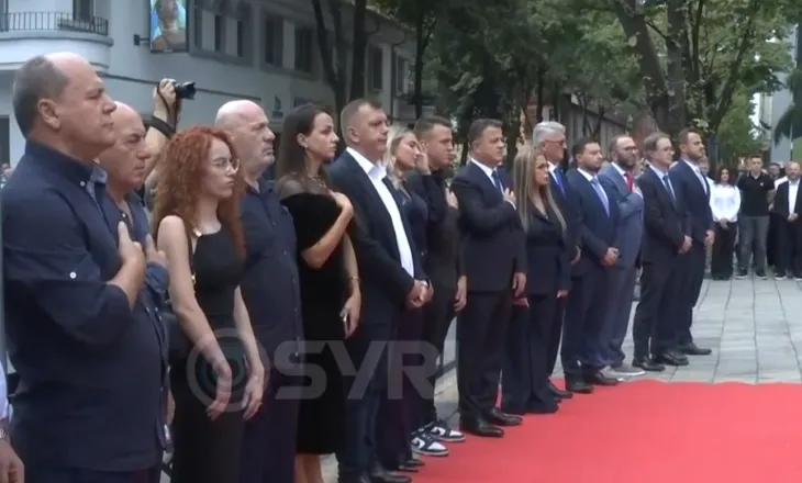 SYRI TV/ 28 vjet nga rënia e tribunit të demokracisë, familjarë e demokratë homazhe për Azem Hajdarin