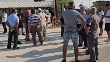 SYRI TV/ Banorët e Marinzës protestojnë para Bankers, kërkojnë qiratë e tokave të tyre