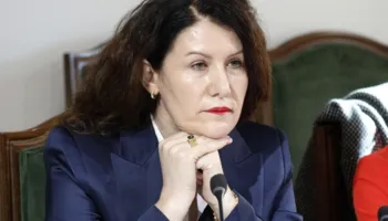 SYRI TV/ Vlora Hyseni u dorëzua në pikën kufitare të Vërmicës, drejtuesja e SHISH-it pritet të dalë në GJKKO