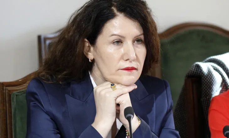SYRI TV/ Vlora Hyseni u dorëzua në pikën kufitare të Vërmicës, drejtuesja e SHISH-it pritet të dalë në GJKKO