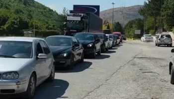 Të gjithë drejt Grqeisë! Ushqime dhe karburant më të lirë, radhë kilometrike në Kapshticë