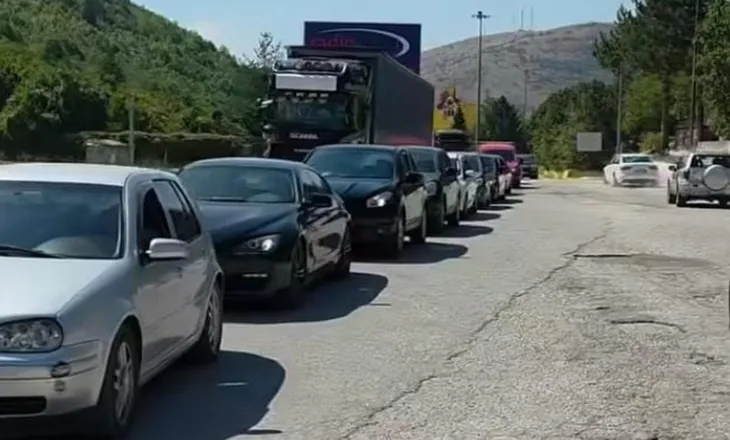 Të gjithë drejt Grqeisë! Ushqime dhe karburant më të lirë, radhë kilometrike në Kapshticë