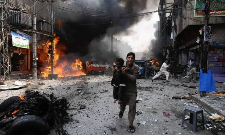 Të paktën 15 të vdekur e 50 të plagosur nga shpërthimi i një makine-bombë në Pakistan
