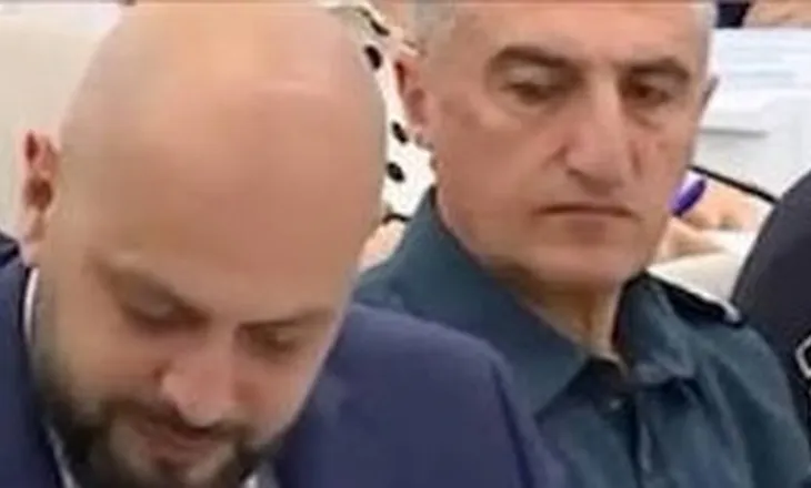 Të qeshura në sallë/ Zilja e telefonit “Girl on Fire” ndërpret për pak çaste mbledhjen