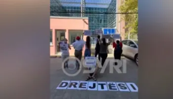 Të rinjtë sërish protestë para SPAK: Nëse s’ka të paprekshëm, shih të pushtetshmit