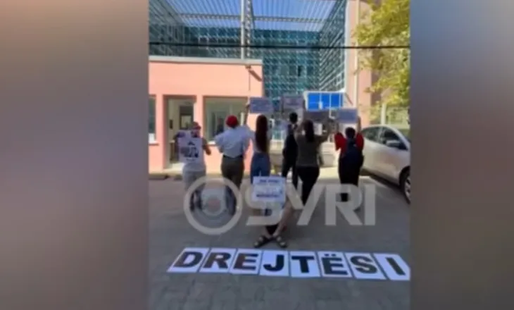Të rinjtë sërish protestë para SPAK: Nëse s’ka të paprekshëm, shih të pushtetshmit