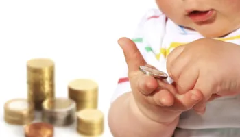 Të rrisësh një foshnje në Shqipëri kushton sa 66% e pagës vjetore, barra e dytë më e lartë në Europë