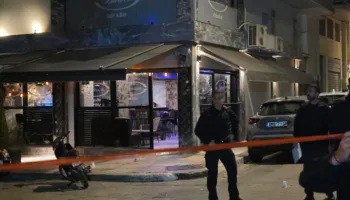 Të shtëna me armë zjarri në një lokal të Athinës, plagoset 10-vjeçarja shqiptare
