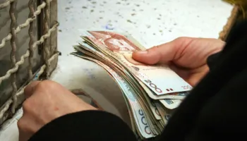 Të varfrit kursejnë më shumë, qytetarët me të ardhura të larta dhe bizneset marrin kredi