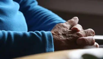 Të varfrit plaken më shpejt: Një 60-vjeçar mund të ketë ritmin e ecjes së një 75-vjeçari të pasur