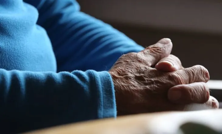 Të varfrit plaken më shpejt: Një 60-vjeçar mund të ketë ritmin e ecjes së një 75-vjeçari të pasur