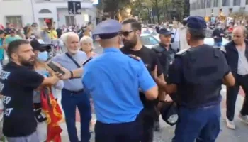 Tension dhe dhunë! Grushta dhe sende të forta ndaj policisë, nis ndalimi i protestuesve