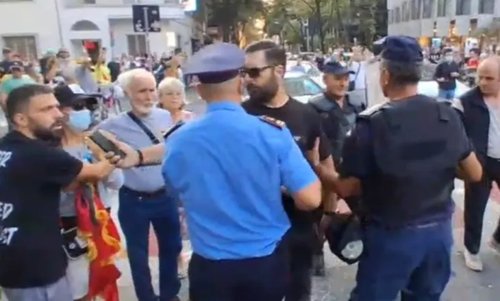 Tension dhe dhunë! Grushta dhe sende të forta ndaj policisë, nis ndalimi i protestuesve