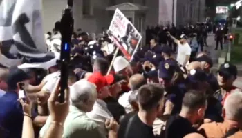 Tension mes policisë dhe protestuesve te Kryeministria, palët shtyhen fizikisht