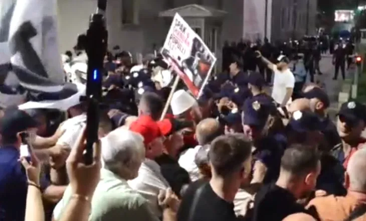 Tension mes policisë dhe protestuesve te Kryeministria, palët shtyhen fizikisht