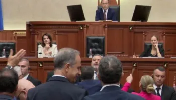 Tension në Kuvend, opozita tenton të bllokojë foltoren, ndërhyn Garda. Klosi: Nuk mbrojmë asnjë zyrtar