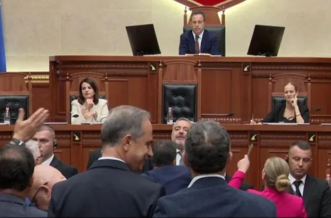 Tension në Kuvend, opozita tenton të bllokojë foltoren, ndërhyn Garda. Klosi: Nuk mbrojmë asnjë zyrtar