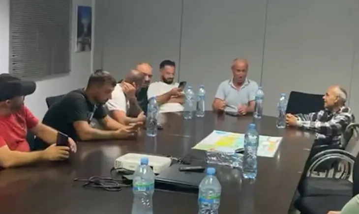 Tension në Patos-Marinzë, banorët ngujohen në zyrat e Bankers Petroleum