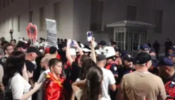 Tension para Kryeministrisë, protestuesit bllokojnë hyrjen e godinës
