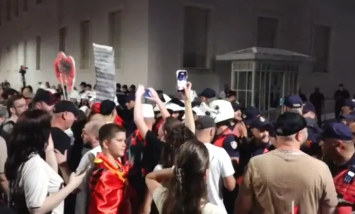 Tension para Kryeministrisë, protestuesit bllokojnë hyrjen e godinës