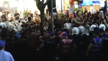 Tension sërish mes policisë dhe protestuesve para Komisariatit nr. 3, shoqërohen disa qytetarë