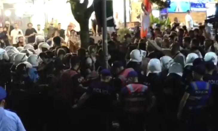 Tension sërish mes policisë dhe protestuesve para Komisariatit nr. 3, shoqërohen disa qytetarë