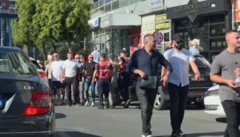 Tension te Zogu i Zi: Tentohet të bllokohet qarkullimi, policia ndërhyn dhe shoqëron disa persona (VIDEO)