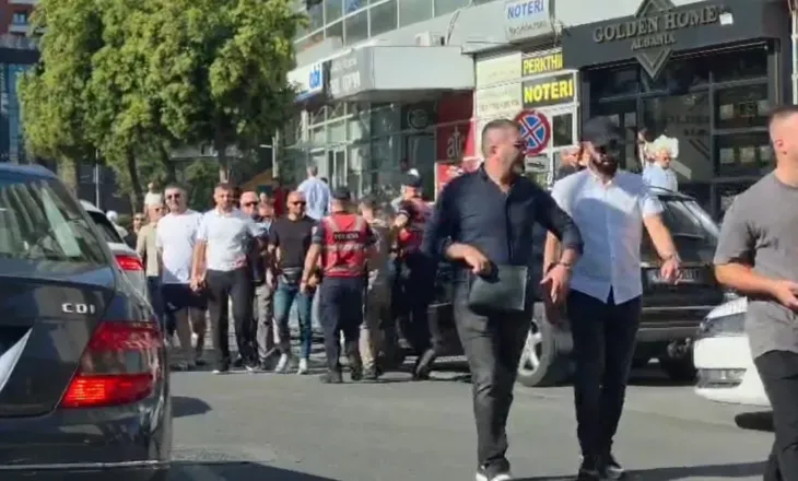 Tension te Zogu i Zi: Tentohet të bllokohet qarkullimi, policia ndërhyn dhe shoqëron disa persona (VIDEO)