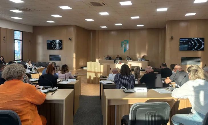 Tensione dhe përplasje në Këshillin Bashkiak/ Elbasani i hap rrugë bashkimit me Cërrikun dhe Belshin (VIDEO)