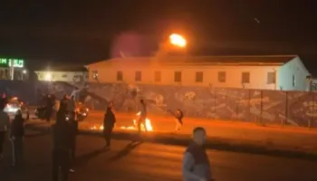 Tensione edhe gjatë natës në Prishtinë pas vendimit të Gjykatës Speciale, protestuesit godasin me mjete piroteknike selinë e EULEX
