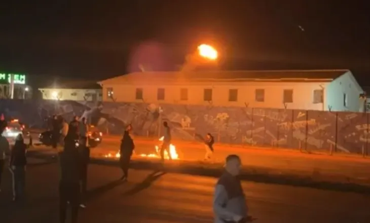 Tensione edhe gjatë natës në Prishtinë pas vendimit të Gjykatës Speciale, protestuesit godasin me mjete piroteknike selinë e EULEX