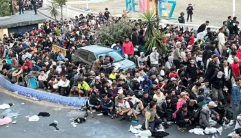 Tensione gjatë transferimit të emigrantëve nga plazhet e Ceutës: Vrapim, përplasje dhe të shtëna në ajër