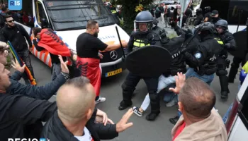 Tensione jashtë Gjykatës Speciale në Hagë, shqiptarët përplasen me policinë