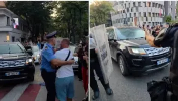 Tensione jashtë Kuvendit, protestuesit rrethojnë makinat e deputetëve! Shoqërohen Adriatik Lapaj dhe Shpend Gashi