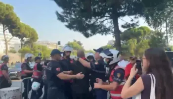 Tensione jashtë Parlamentit, Policia shoqëron disa protestues