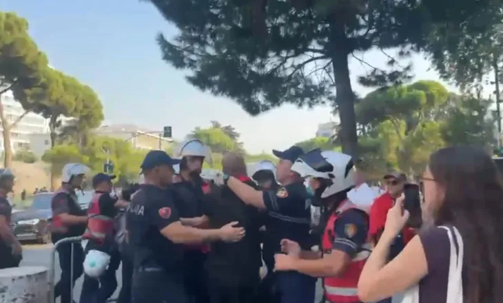 Tensione jashtë Parlamentit, Policia shoqëron disa protestues