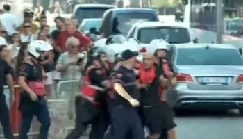 Tensione jashtë Parlamentit, Policia shoqëron dy protestues