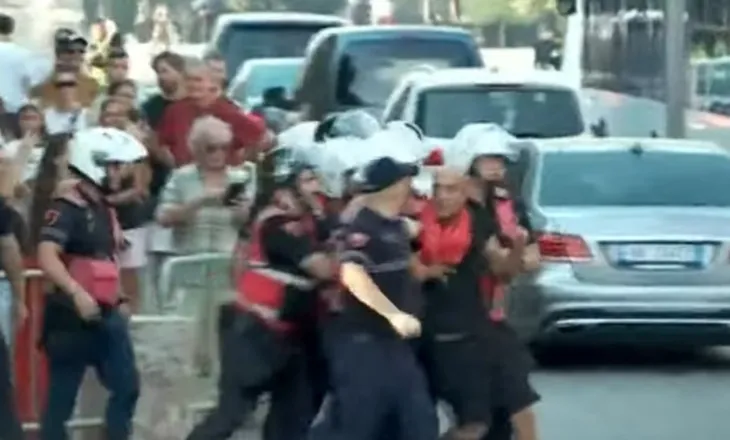Tensione jashtë Parlamentit, Policia shoqëron dy protestues