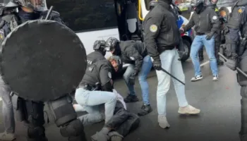 Tensione në Hagë, shqiptarët përplasen me policinë jashtë Gjykatës Speciale