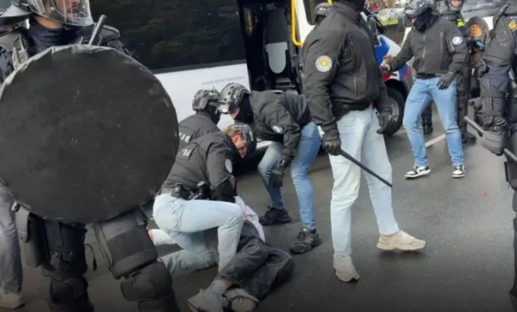 Tensione në Hagë, shqiptarët përplasen me policinë jashtë Gjykatës Speciale