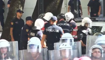 Tensione në protestë, qytetarët gjuajnë me vezë efektivët