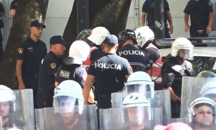 Tensione në protestë, qytetarët gjuajnë me vezë efektivët