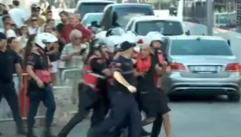 Tensione në protestën para Parlamentit, policia shoqëron dy protestues