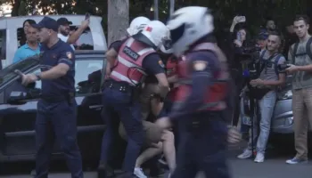 Tensione në protestën te Kuvendi, përplasje me policinë afër selisë së PD-së! 10 të shoqëruar për sulm ndaj efektivëve, disa prej tyre arrestohen!