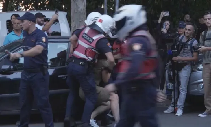 Tensione në protestën te Kuvendi, përplasje me policinë afër selisë së PD-së! 10 të shoqëruar për sulm ndaj efektivëve, disa prej tyre arrestohen!