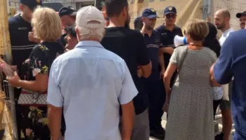 Tensione në Vlorë/ Protestë kundër muzeut hebraik, qytetarët përplasen me policinë