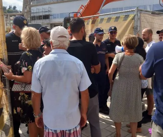 Tensione në Vlorë/ Protestë kundër muzeut hebraik, qytetarët përplasen me policinë