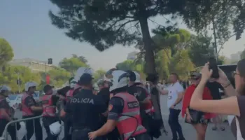 Tensione para Kuvendit! Protestuesi thyen perimetrin e sigurisë dhe kundërshton Policinë (VIDEO)