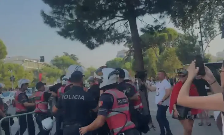 Tensione para Kuvendit! Protestuesi thyen perimetrin e sigurisë dhe kundërshton Policinë (VIDEO)